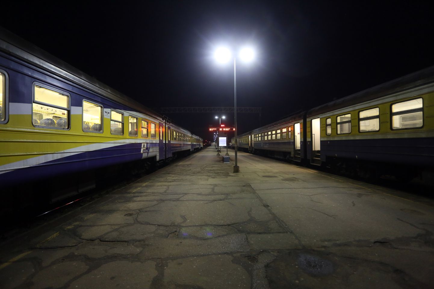Поезда на Центральном вокзале в Риге. Иллюстративное фото