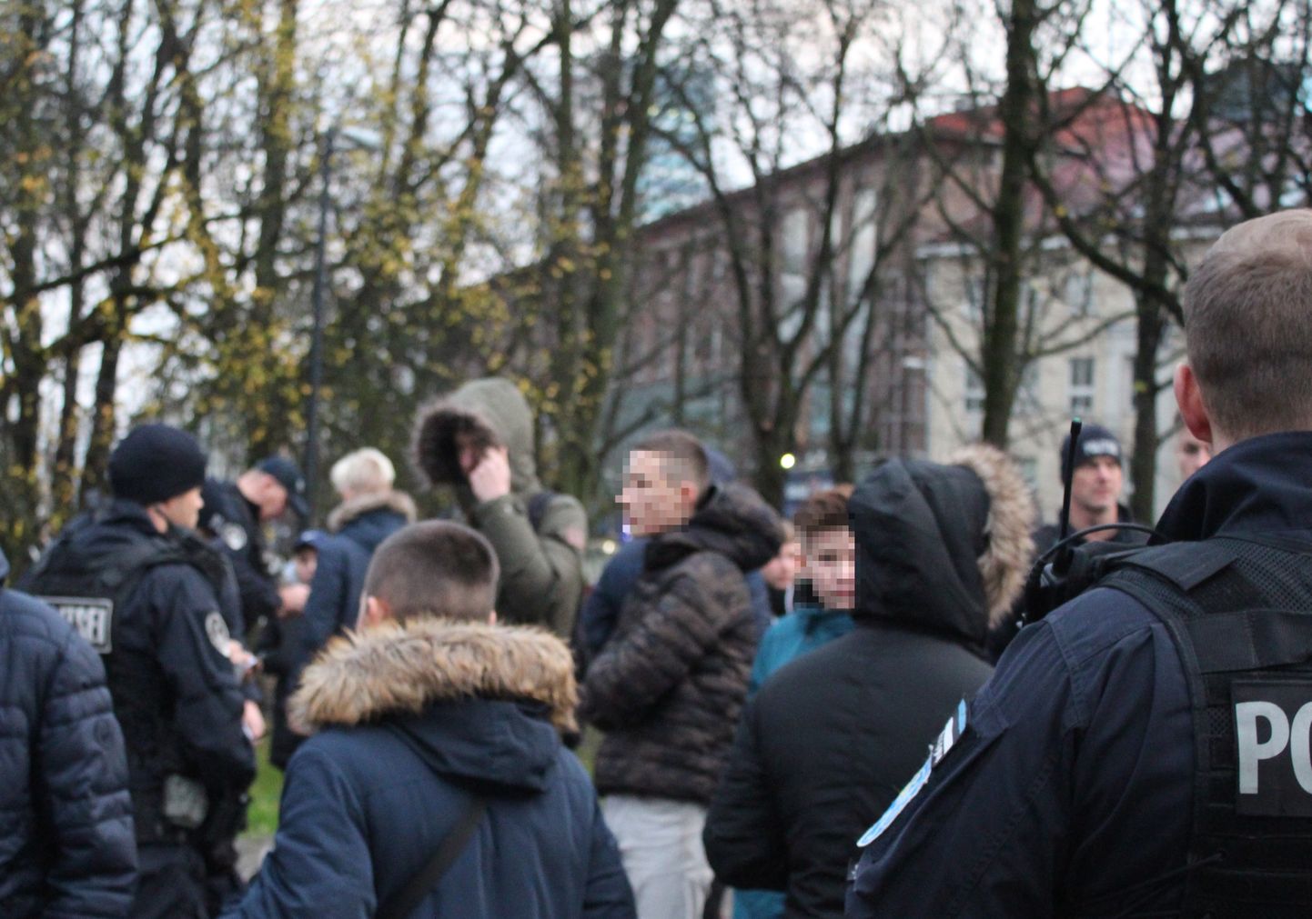 Подростки собрались в центре Таллинна после призыва в Facebook, чтобы бить людей другой национальности.