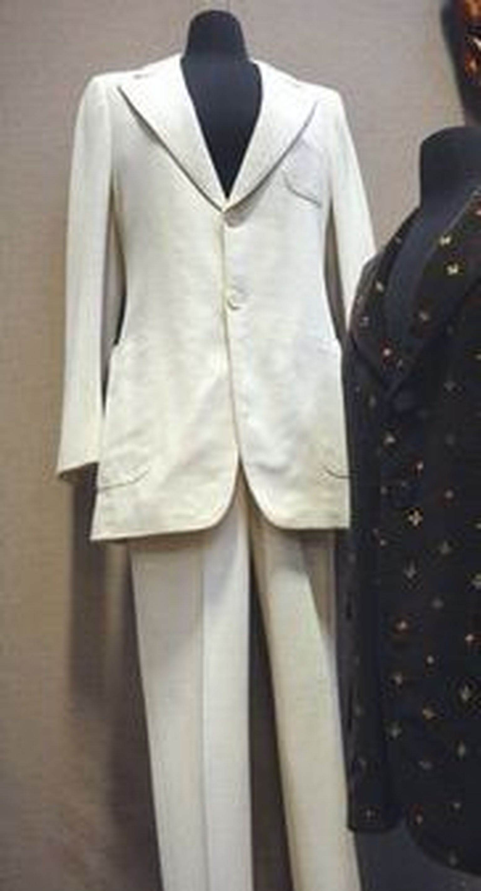 John Lennoni valge ülikond