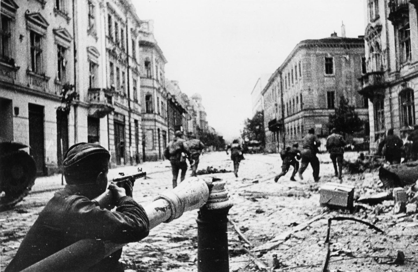 Nõukogude sõdurid linnalahingus Lvivis 1944. aastal.