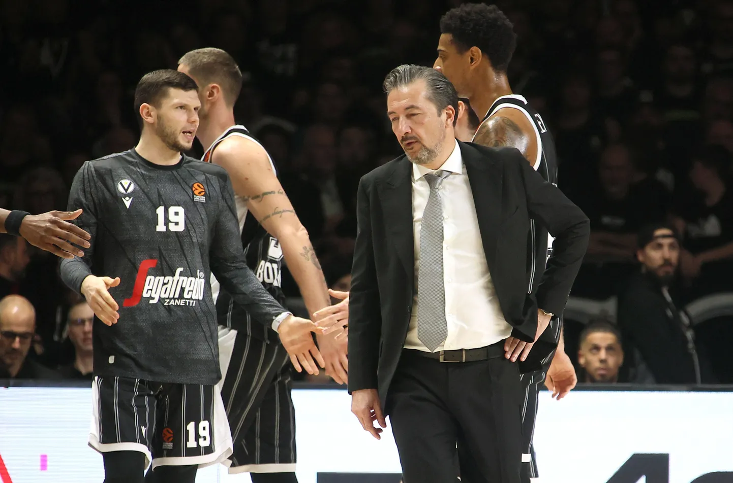 Basketbolists Rihards Lomažs un treneris Luka Banki
