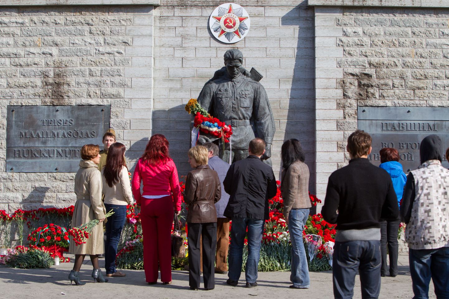 Eesti venekeelsete elanike jaoks on traditsiooniliselt 9. mai tähistamise keskmes pronkssõduri monument Tallinna Siselinna kalmistul. Samal ajal on Venemaa saatkonnal tavaks sel päeval korraldada ka ametlikke pidustusi.