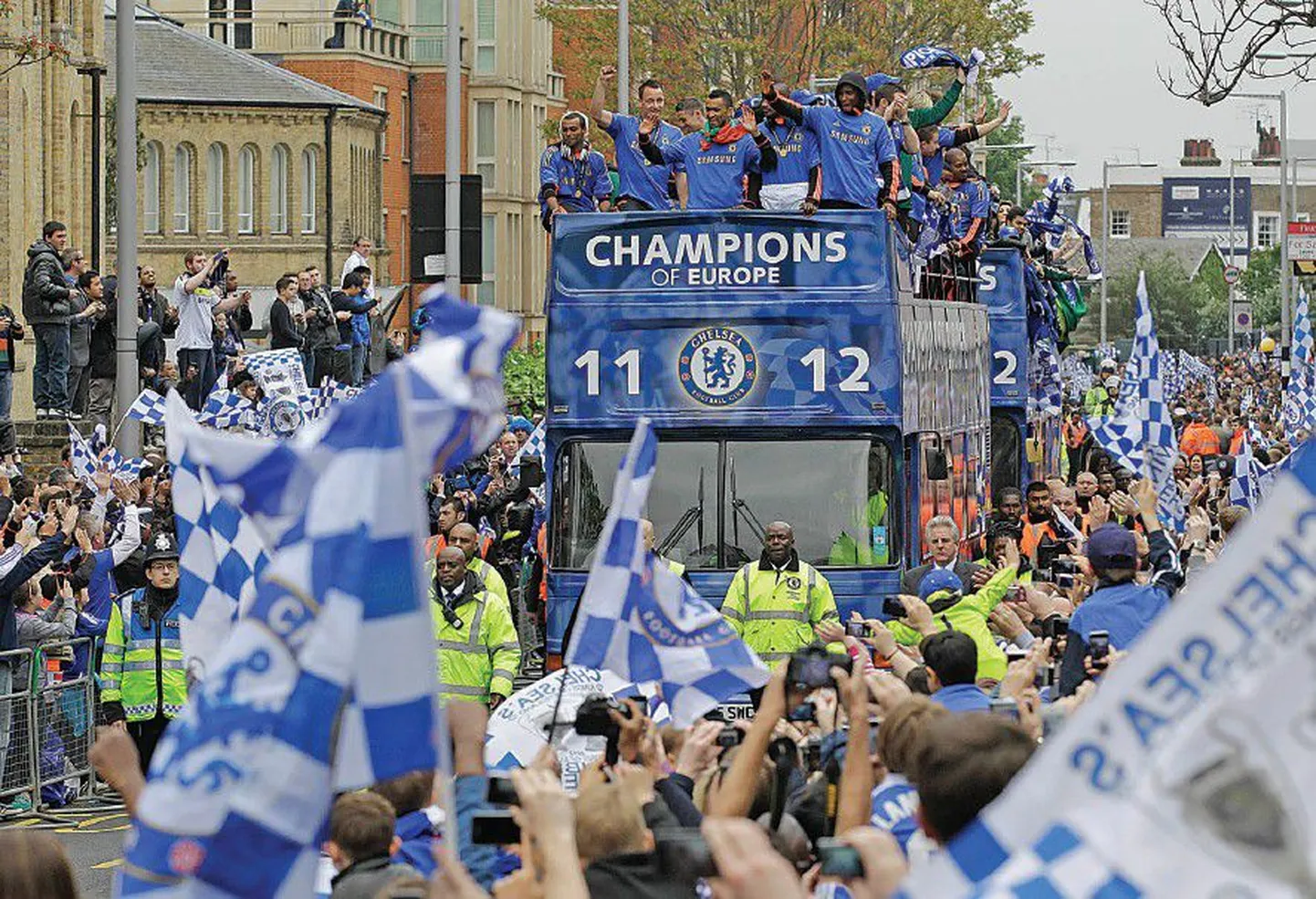 Болельщики лондонского клуба праздную победу в Лиге чемпионов в сезоне 2011/2012 годов.