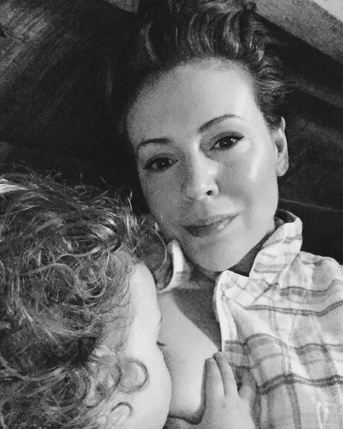 Näitlejanna Alyssa Milano Instagrami lisatud imetamisfoto, kus ta ütleb, et 16 kuud oma tütre imetamist on olnud tema jaoks imelisim kogemus.