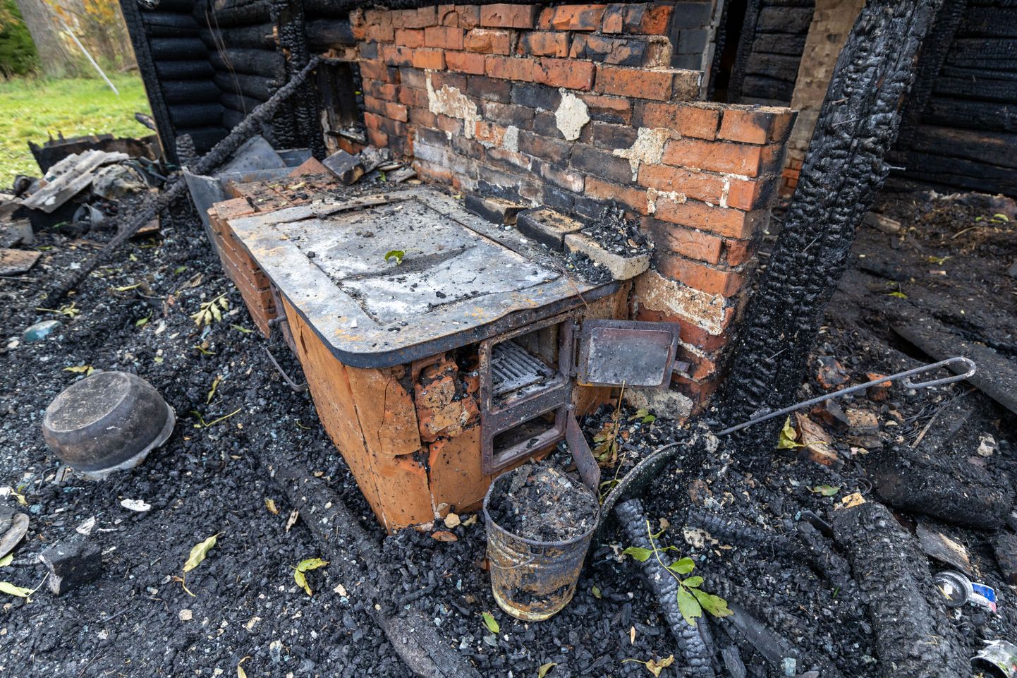 Спасатели в деревне Кынну волости Кастре вытащили из сгоревшего дома мужчину, имевшего привычку держать дрова у печки.