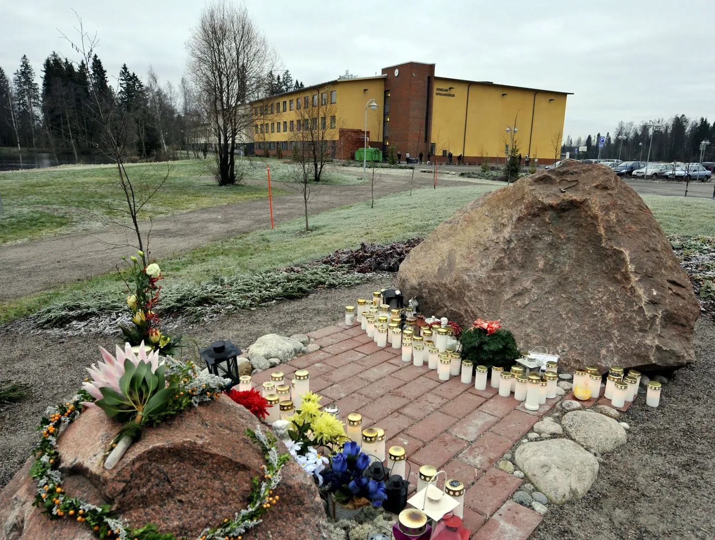 Jokela koolitulistamise ohvrite mälestuskivi juurde on veretöö esimesel aastapäeval toodud lilli ja küünlaid.
