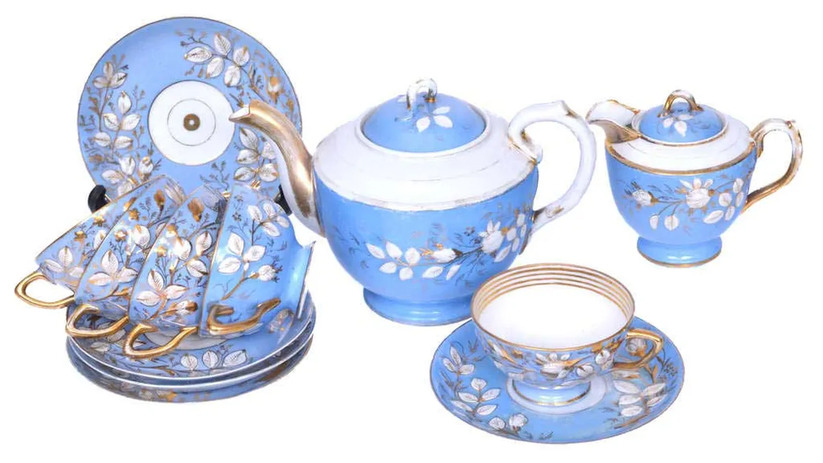 Porcelāna servīze 5 personām. 
19./20.gs. mija. Kuzņecova fabrika, Krievija. Porcelāns, zeltījums, gleznojums. Sākuma cena 500 eur.