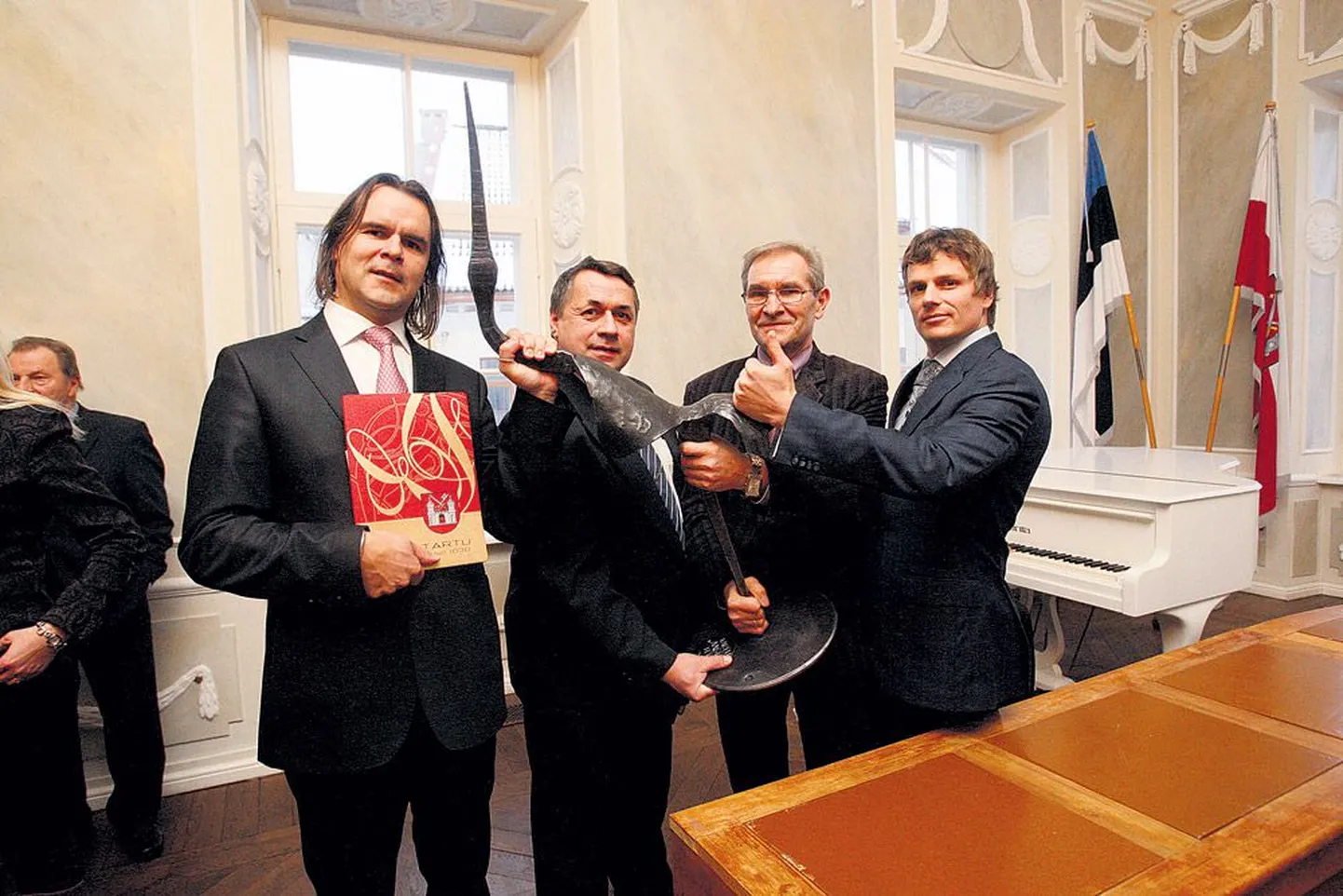 Tartu aasta teo auhinnast osasaamise üle tundsid rõõmu nii Tallinna Lennujaama juhatuse liige Erik Sakkov (vasakult), Estonian Airi asepresident Rait Kalda, Tallinna Lennujaama regionaalsete lennujaamade direktor Andres Taimla ning Air Balticu asepresident Janis Vanags.