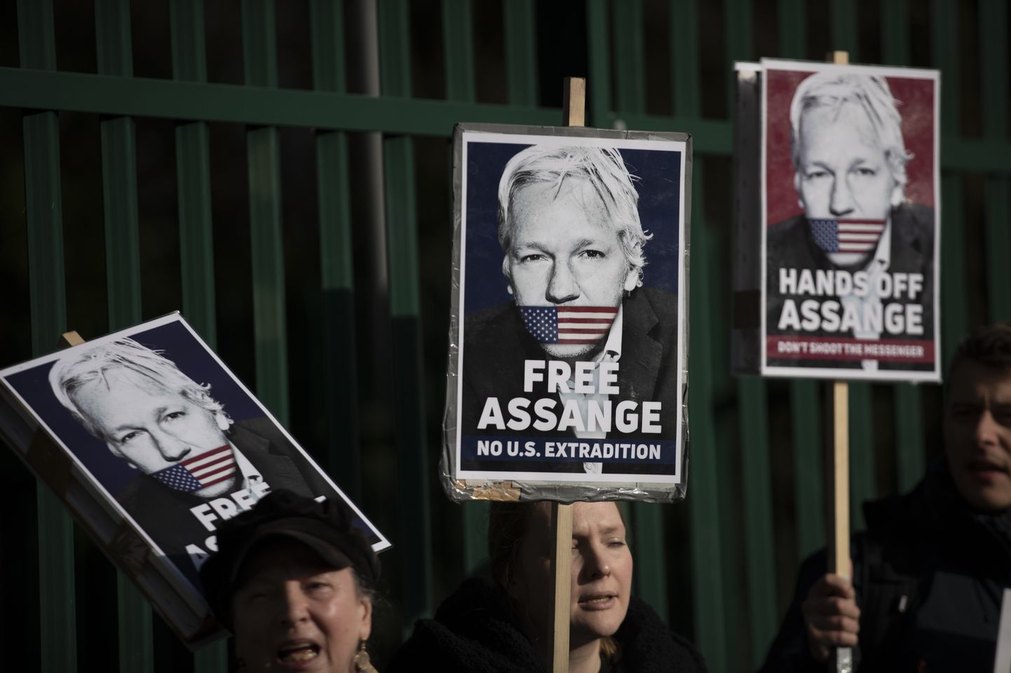 Julian Assange`i vabastamist nõudvad meeleavaldajad.