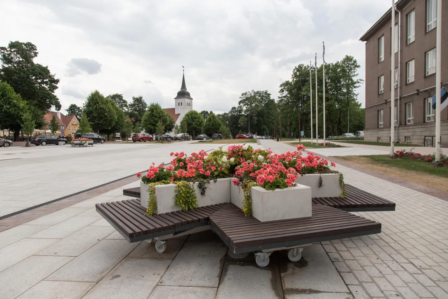 Viljandi keskväljakul ehk Tasuja platsil võeti maha 51 puud ja istutati asemele 53 uut.