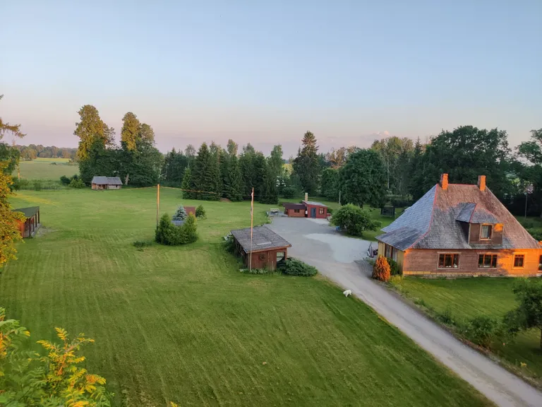 Päikesekivi talu avaras hoovis saavad toimuma kontserdid ja laagrid.
