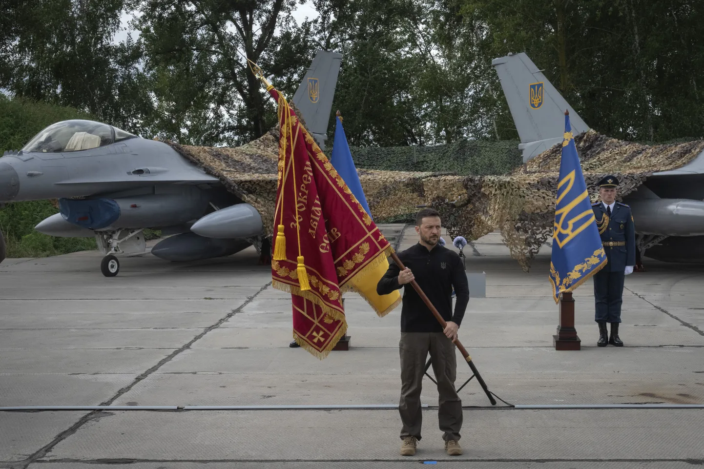 President Volodõmõr Zelenskõi 4. augustil Ukrainas avaldamata asukohas lennuüksusele lippu üle andmas.