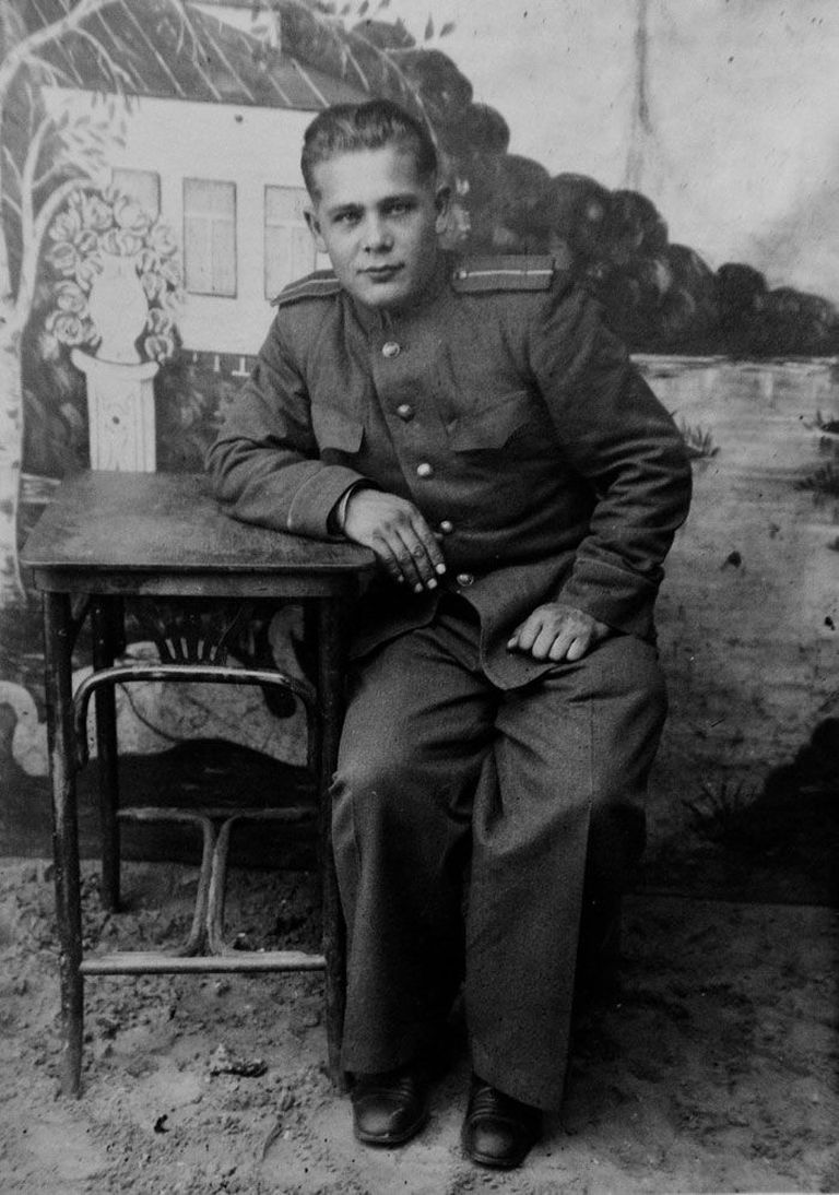 Meenutus armeepäevilt – Rudolf Sisask noore mehena sõjaväemundris.