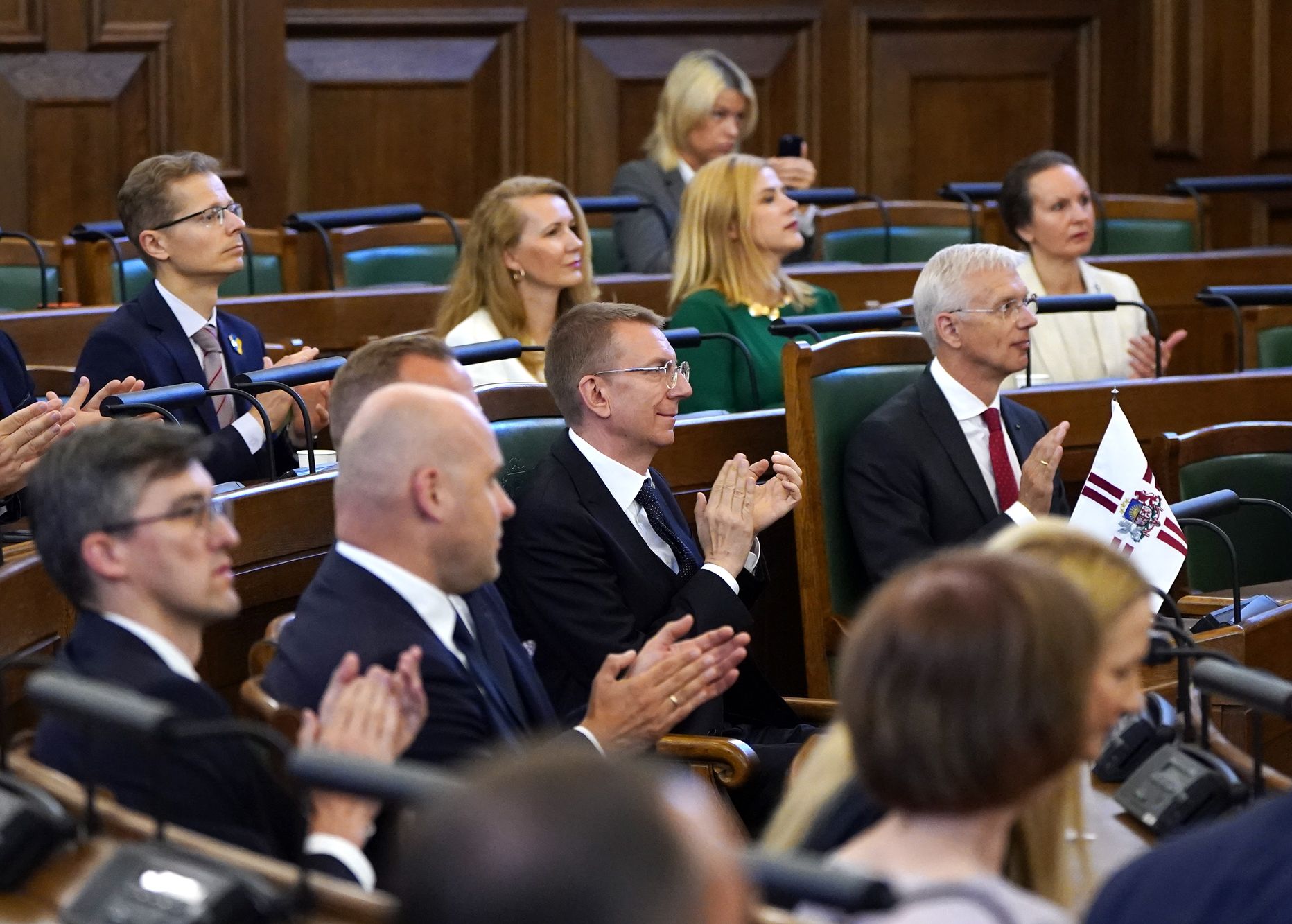 Jaunais Valsts prezidents Edgars Rinkēvičs (centrā) un Ministru prezidents Krišjānis Kariņš (no labās) piedalās Saeimas ārkārtas sēdē, kurā Valsts prezidents saka uzrunu klātesošajiem un nodod svinīgo solījumu.