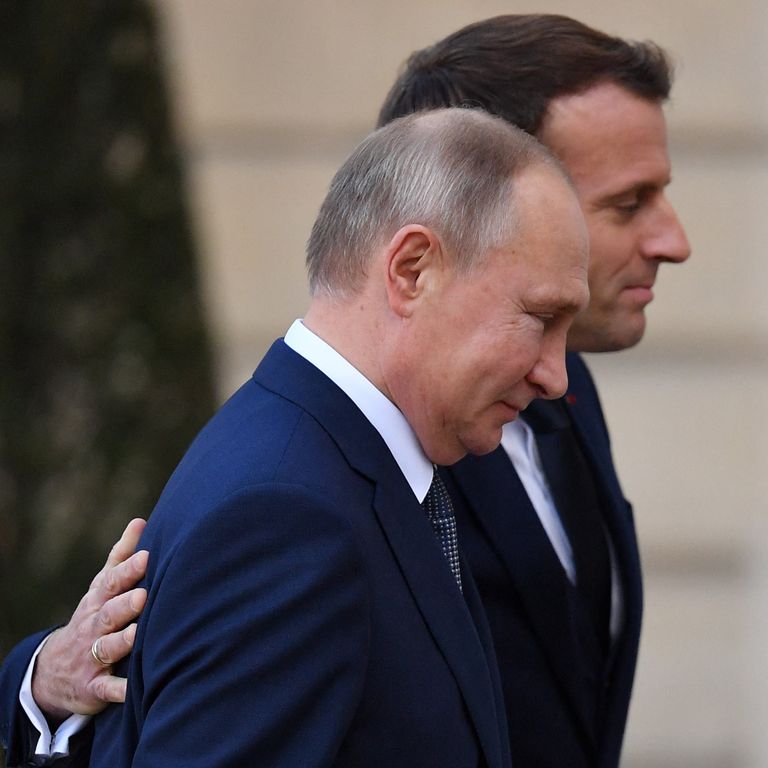 Президент Франции Эмманюэль Макрон приветствует Путина в Париже, декабрь 2019 года.