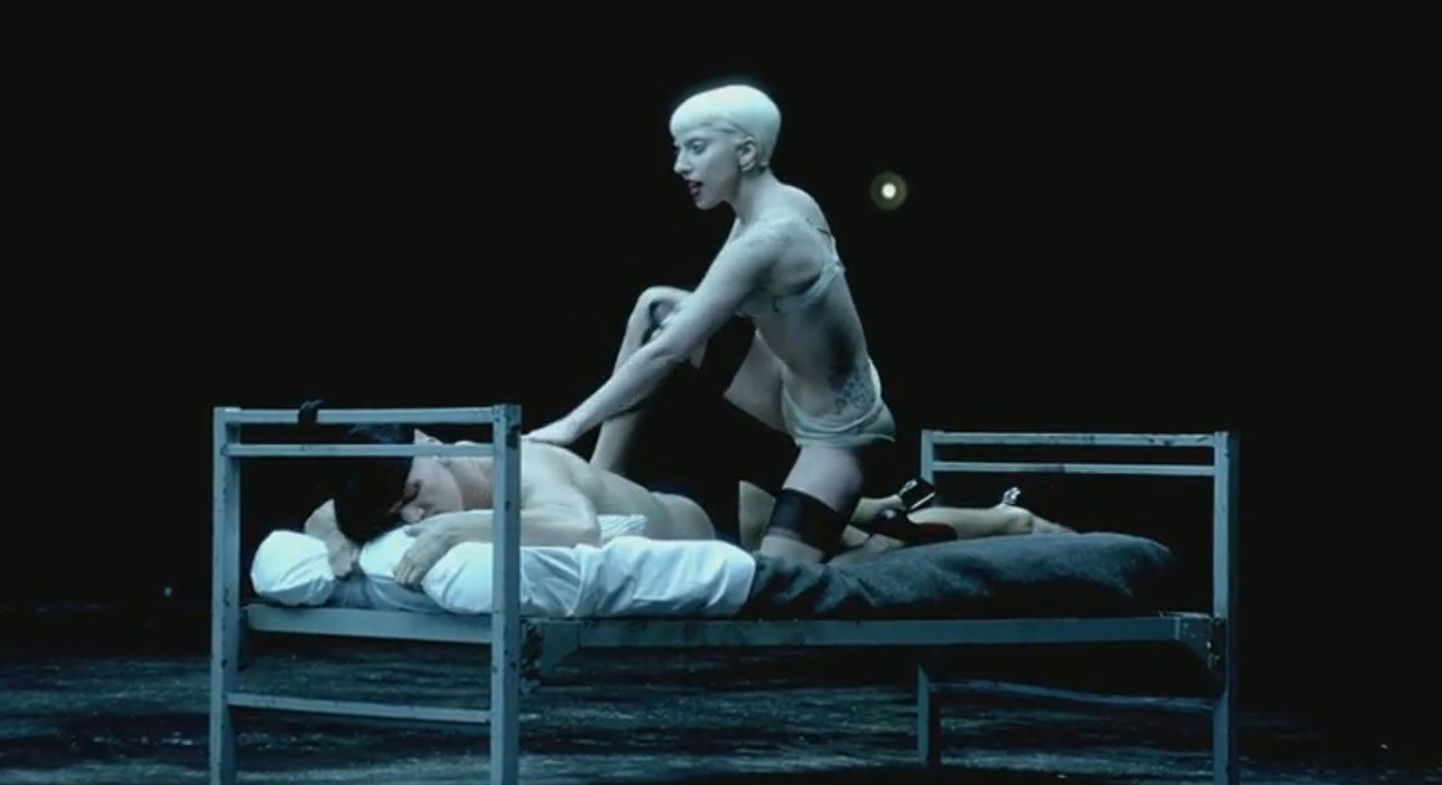 Кадр из клипа Lady Gaga.