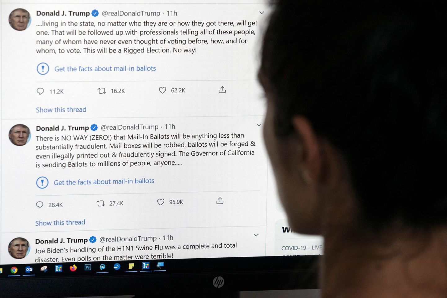 Ajakirjanik lugemas Donald Trumpi tviite, mille juurde Twitter lisas faktikontrolli soovituse