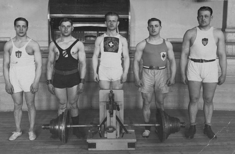 Tõstmise maailmameistrid Tallinnas (1922). Vasakult: Alfred Neuland (Eesti), Saul Hallap (Eesti), Heinrich Graf (Šveits), Roger François (Prantsusmaa) ja Harald Tammer (Eesti).
