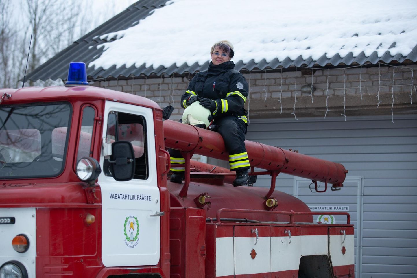 Pala tuletõrje seltsi vabatahtlik päästja Laura Tõnisson praegu alarmsõidukit ei juhi, kuid ei välista, et teda tulevikus ka tuletõrjeauto roolis võiks näha.