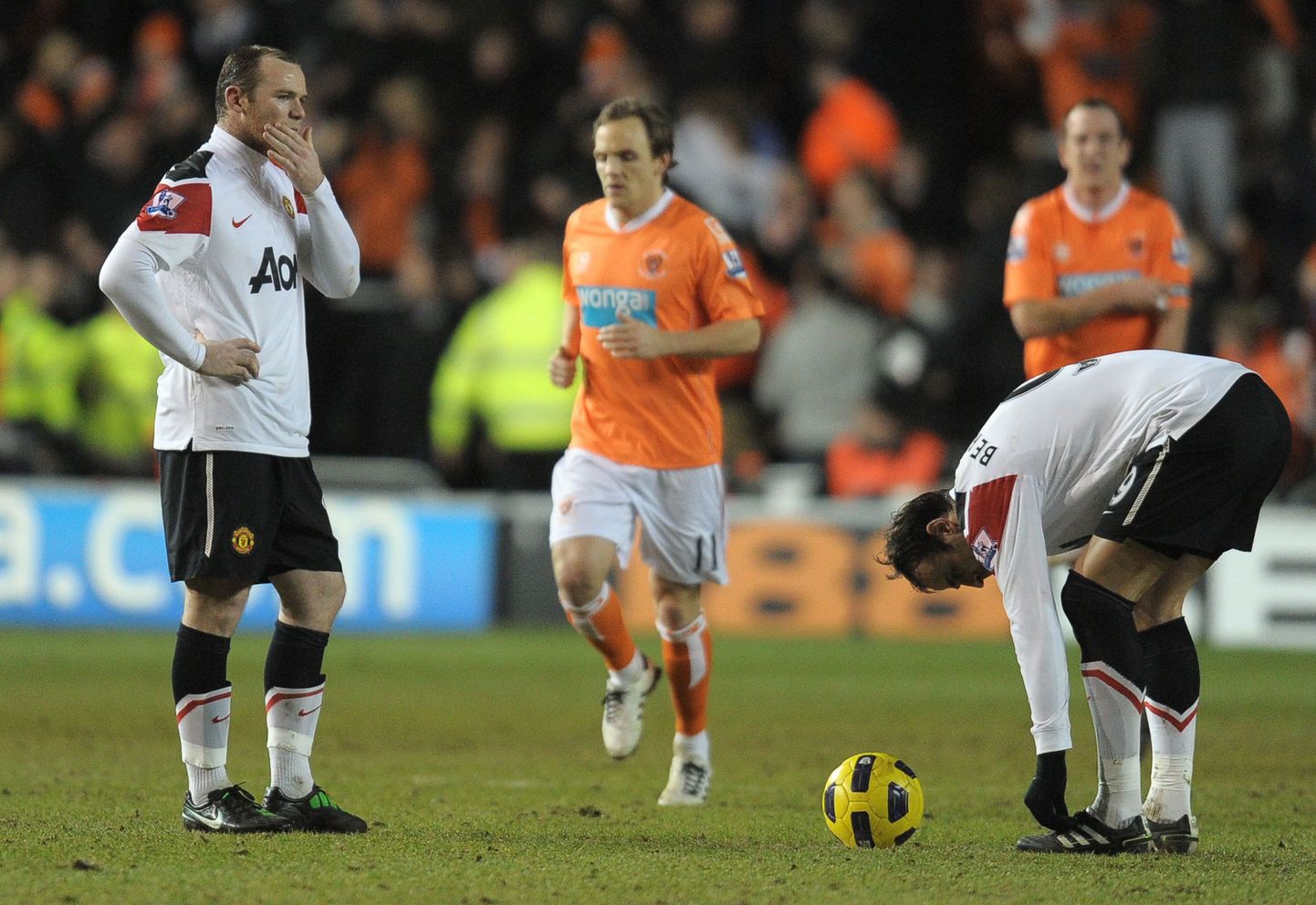 Manchester Unitedi tähtmängija Wayne Rooney (valges vasakul) kohtumisel Blackpooliga paar päeva tagasi