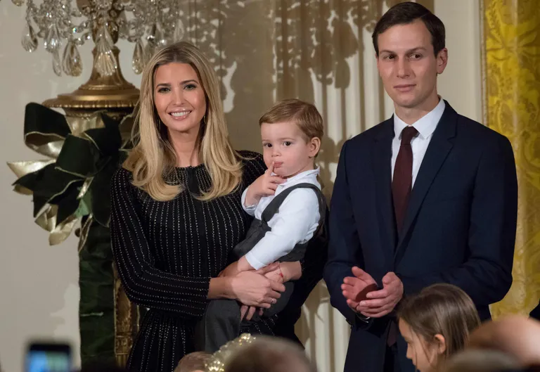 Ivanka Trump ja Jared Kushner pojaga.