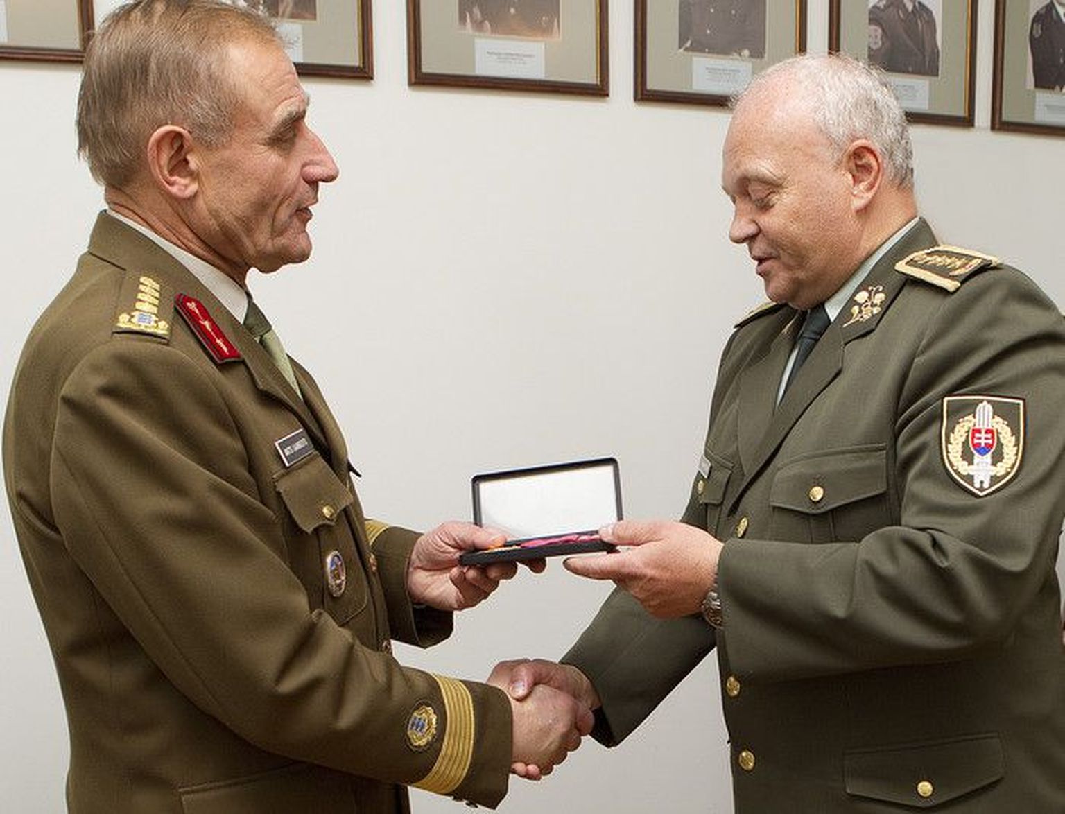 Kindral Lubomir Bulik andis kindral Ants Laaneotsale üle Slovakkia kaitseministeeriumi kõrgeima autasu.