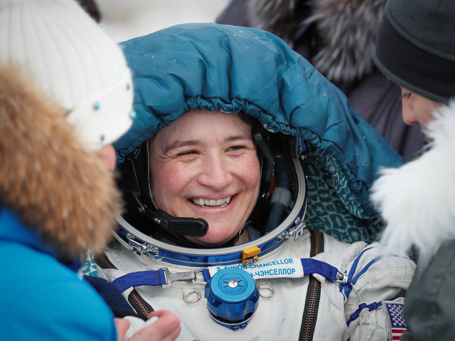 Serena Aunon-Chancellor 20. detsembril 2018 pärast Maale tagasi jõudmist ISS-ilt.  Ta maandus Sojuz kosmosekapsliga, milles oli ka kaks kolleegi, Kashastani kõrbealale