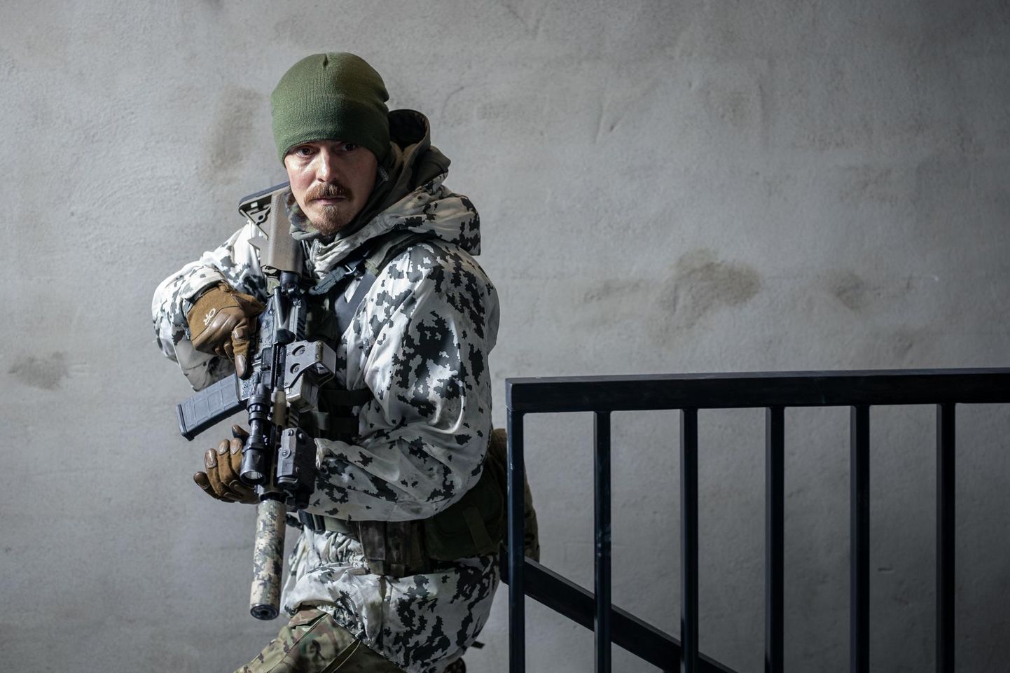 Jasper Pääkkönen kehastab filmis «Omerta 6/12» üksildase hingega kaitsepolitseinikku.
