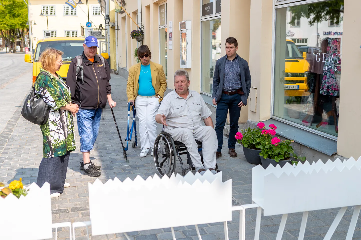 OOTAMATU TAKISTUS: “Selline lahendus on täiesti lubamatu,” leiab ratastoolis liikuv Veiki Laan restorani La Perla suveterrassi kohta. Testgruppi kuuluvad veel Ingrid Põldemaa, Indek Matla ja Maikel Mõttus ning vallavalitsuse esindajana Siim Kuusik.