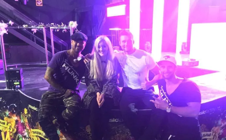 Intervjuu otse laval: vasakul Petteri, ajakirjanik Kristina, paremal Matias, ees Nikita