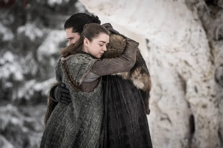 Kaader «Troonide mängu» kaheksanda hooaja esimesest osast. Pildil Maisie Williams (vasakul) ja Kit Harington