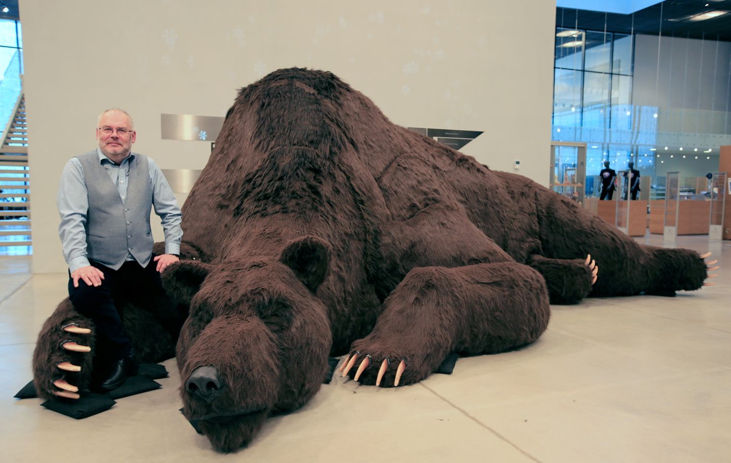 Директор Национального музея Алар Карис рядом с медведем, привезенного из России в качестве экспоната сказочной выставки.
