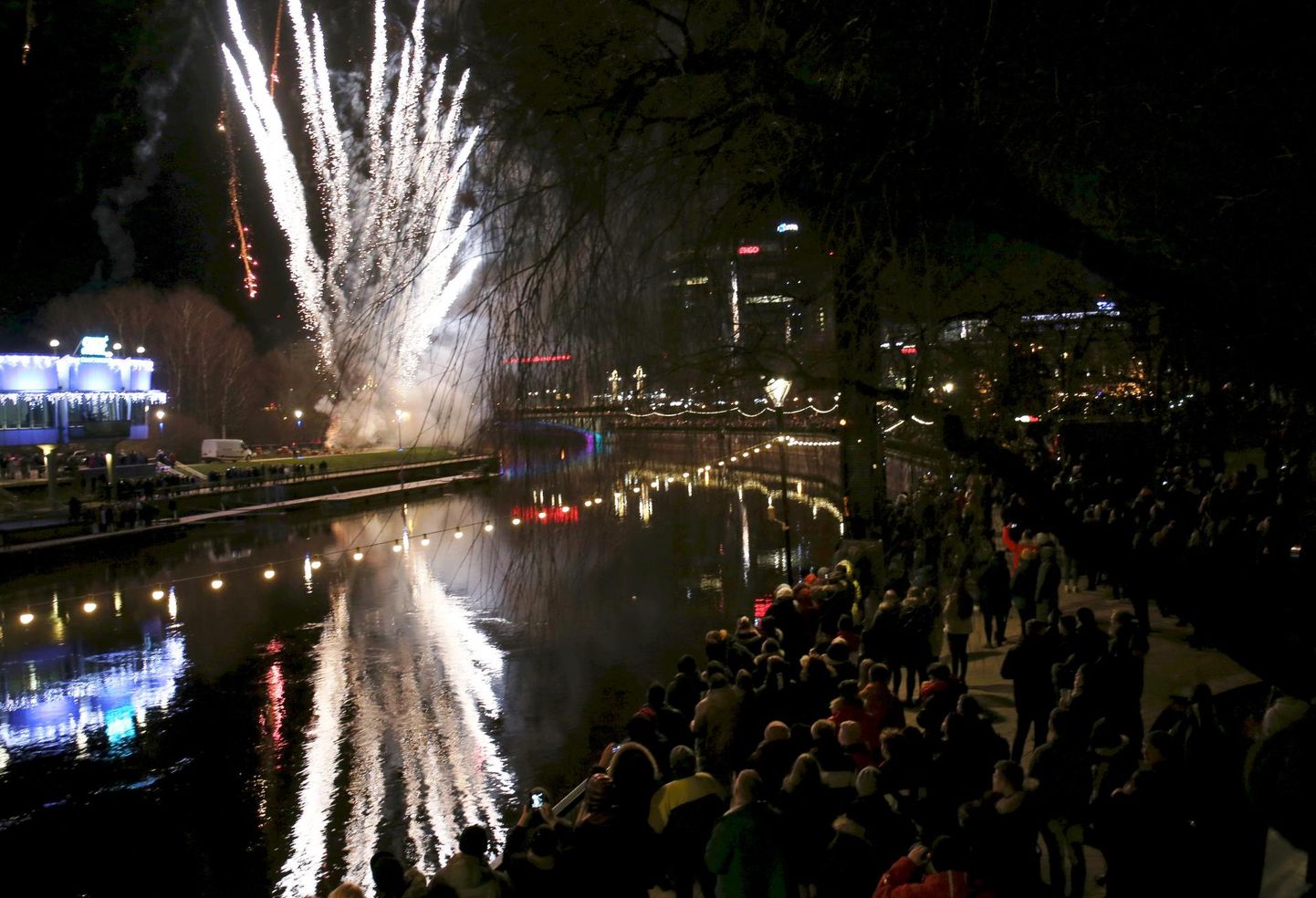 В последний раз жители и гости Тарту наблюдали новогодние городские фейерверки при наступлении 2020 года.