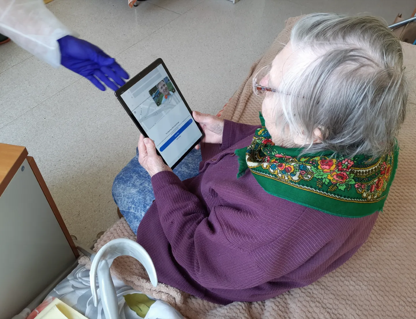 Жители домов призрения и пациенты больницы смогут общаться с близкими с помощью планшета.