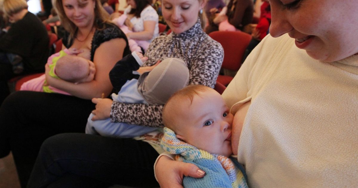 Кормление грудью в общественных местах. Кормление грудью в общественных. Кормить в общественных местах. Кормить в общественных местах. Кормление грудью.