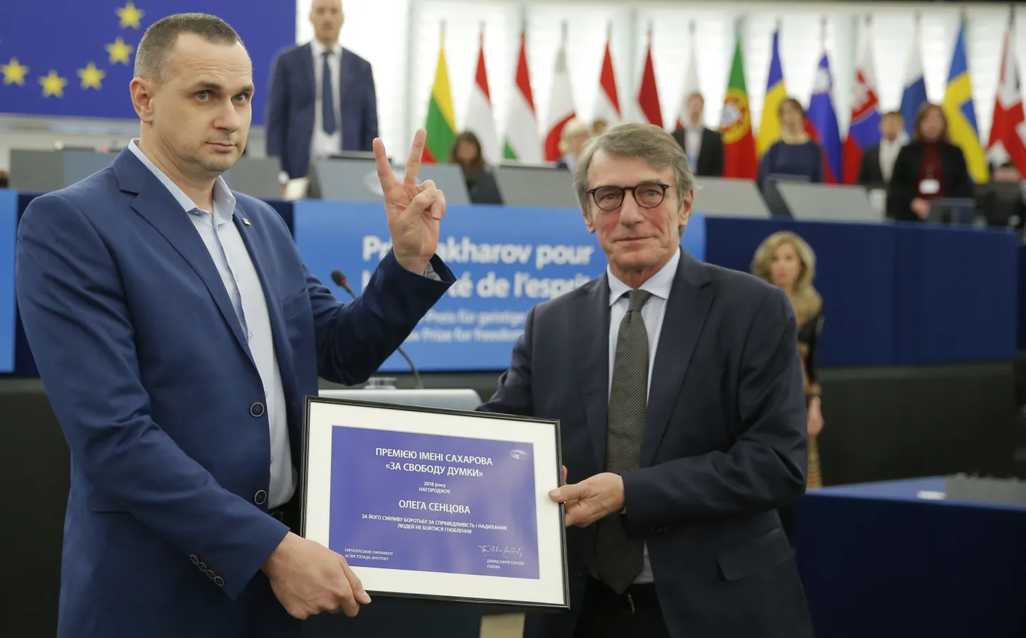 Euroopa Parlamendi president David Sassoli Oleg Sentsovile Sahharovi auhinda üle andmas.