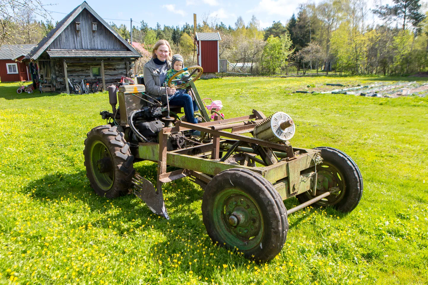 PERERELIIKVIA: Peretütar Jaanika Tiitson on isa tehtud traktorit roolinud nii põllul kui ka heinamaal. Jaanika poeg Herman peab veel kasvama, enne kui saab iseseisvalt talumaadel traktoriga sõita.