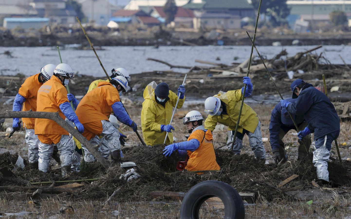 Otsingubrigaad 23. märtsil Sendais maavärina- ning tsunamipurustustes kadunud inimesi otsimas.