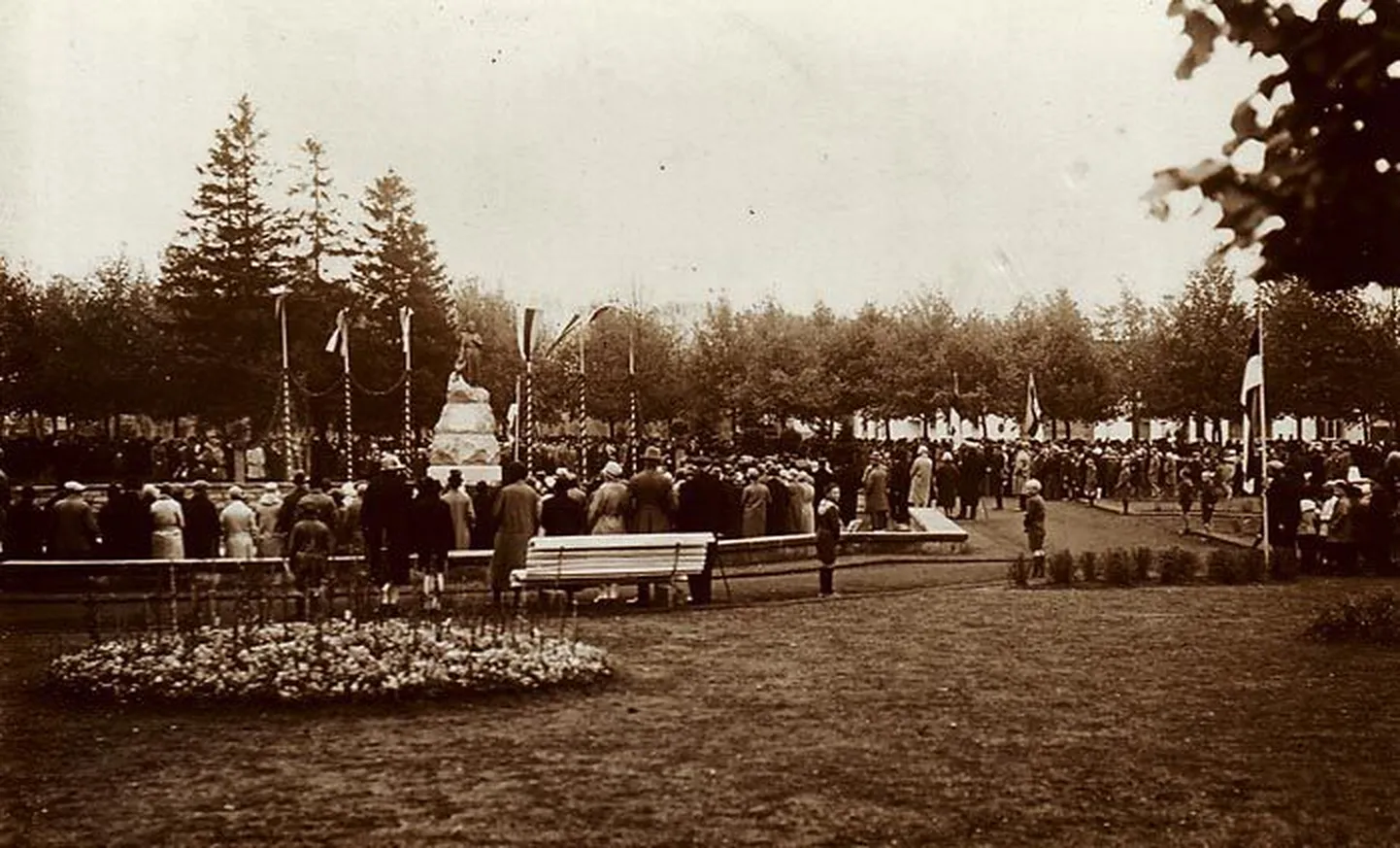 Amandus Adamsoni loodud Lydia Koidula ausamba avamine 1929. aastal. 

Olaf Esna erakogu