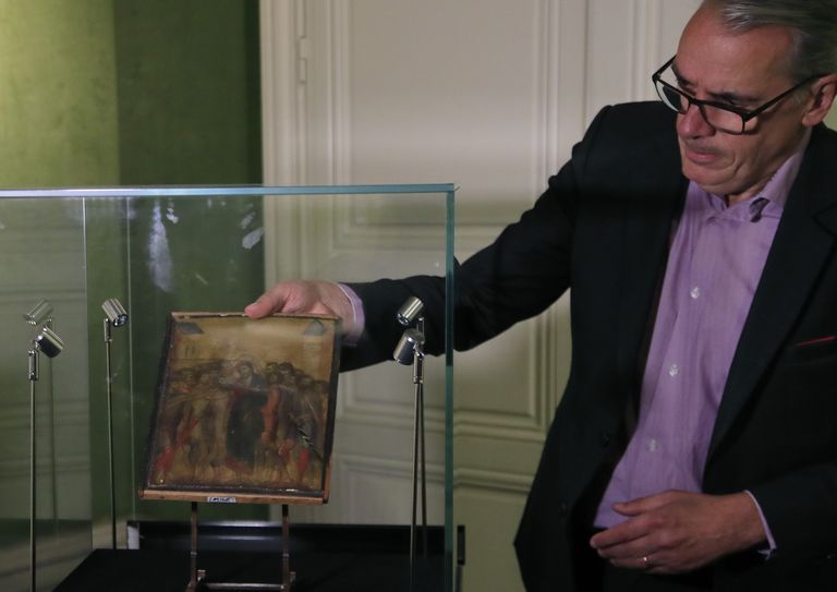 Acteoni oksjonimaja ekspert Stephane Pinta jagamas meediale 13. sajandi kunstniku Cimabue maali kohta selgitusi.