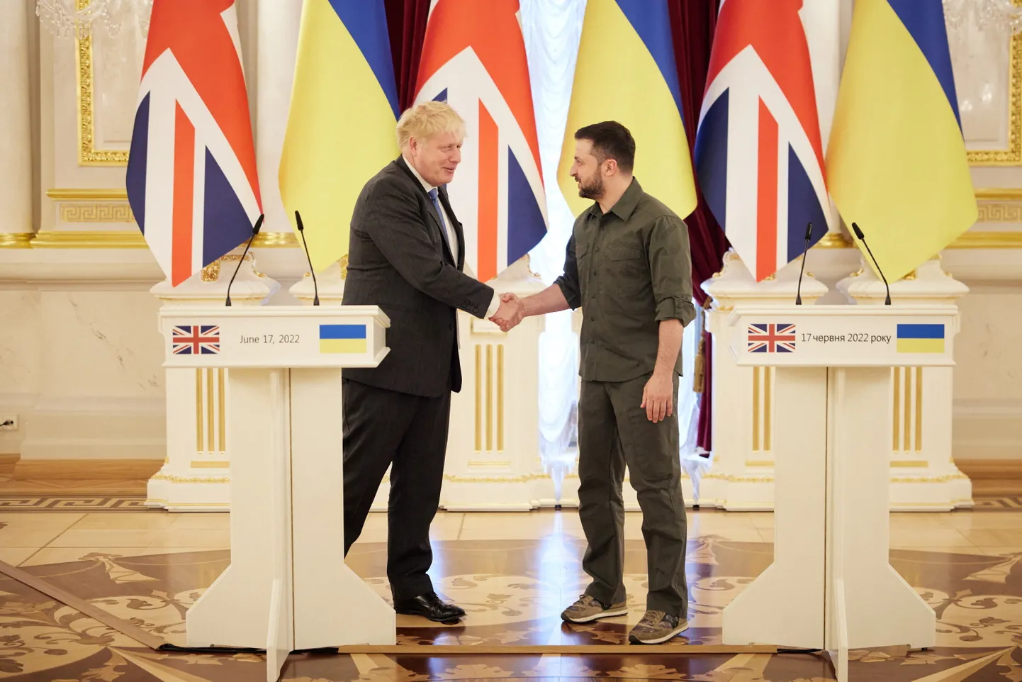 Briti peaminister Boris Johnson ja Ukraina president Volodõmõr Zelenskõi suruvad kätt pärast ühist pressibriifingut.