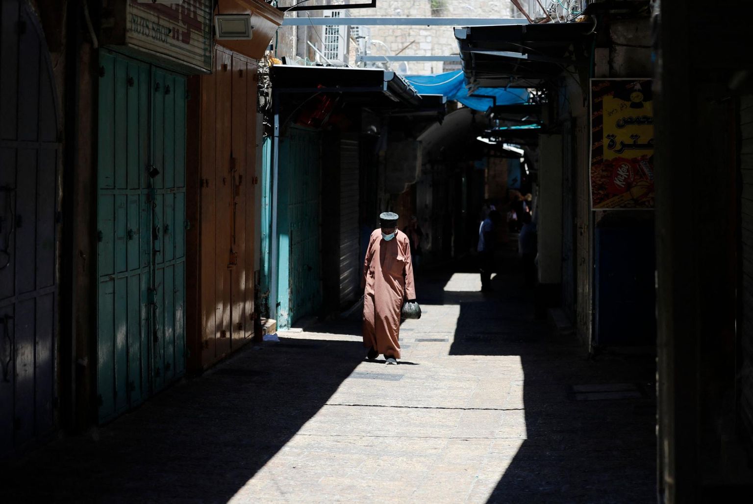 Palestiina mees jalutab Jeruusalemma vanalinnas, kus eile valitses palestiinlaste üldstreigi tõttu vaikus.