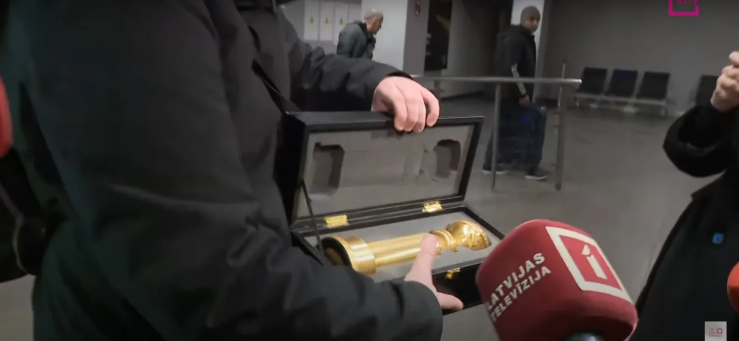 Animācijas filmas "Straume" iegūtais "Zelta globuss" ar lidmašīnu nogādāts Latvijā