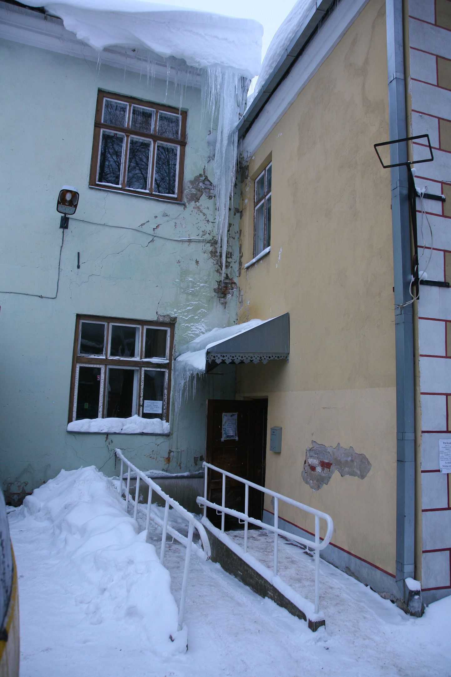 Hiiglaslikud jääpurikad Pärnu linnale kuuluva Rüütli 25 hoone küljes.