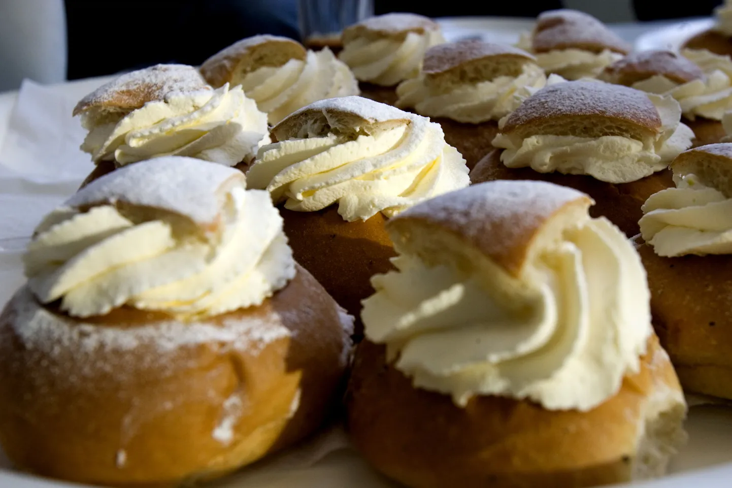 Rootsi vastlakuklitesse (semla) pannakse lisaks vahukoorele ka martsipani ning ohtralt kardemoni.