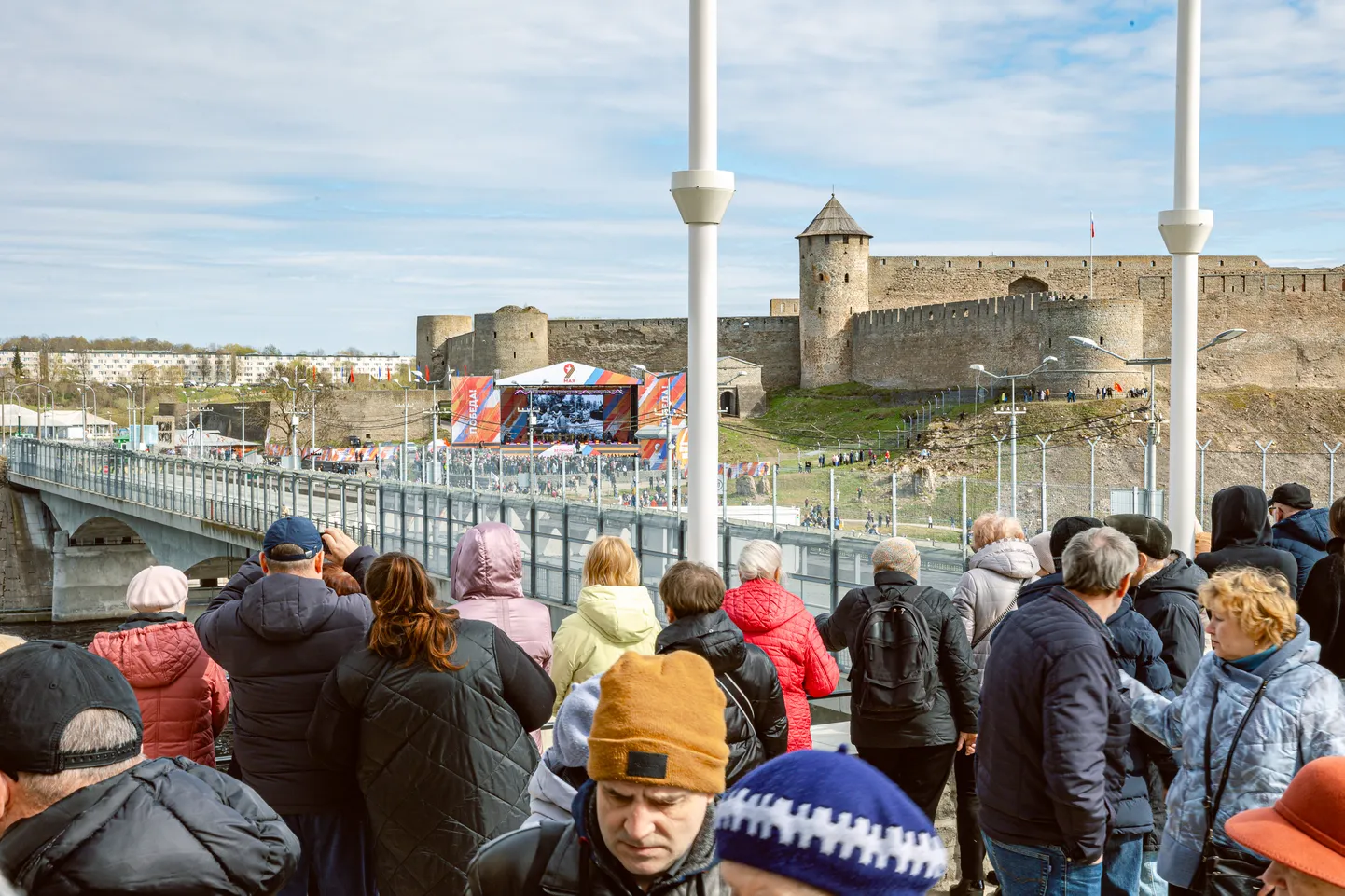 Eelmisel aastal korraldas Venemaa Ivangorodis Narva poole suunatud propagandakontserdi, mida kogunes vaatama hulk kohalikke. Ka tänavu on Narva  jõe idakaldal see üritus plaanis. Samal ajal tähistatakse Narva linnas Euroopa päeva samuti suure peo ja kontserdiga.