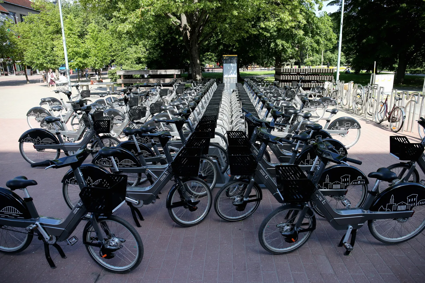 Rattaringluse elektrirattad Tartu kaubamaja juures parklas.