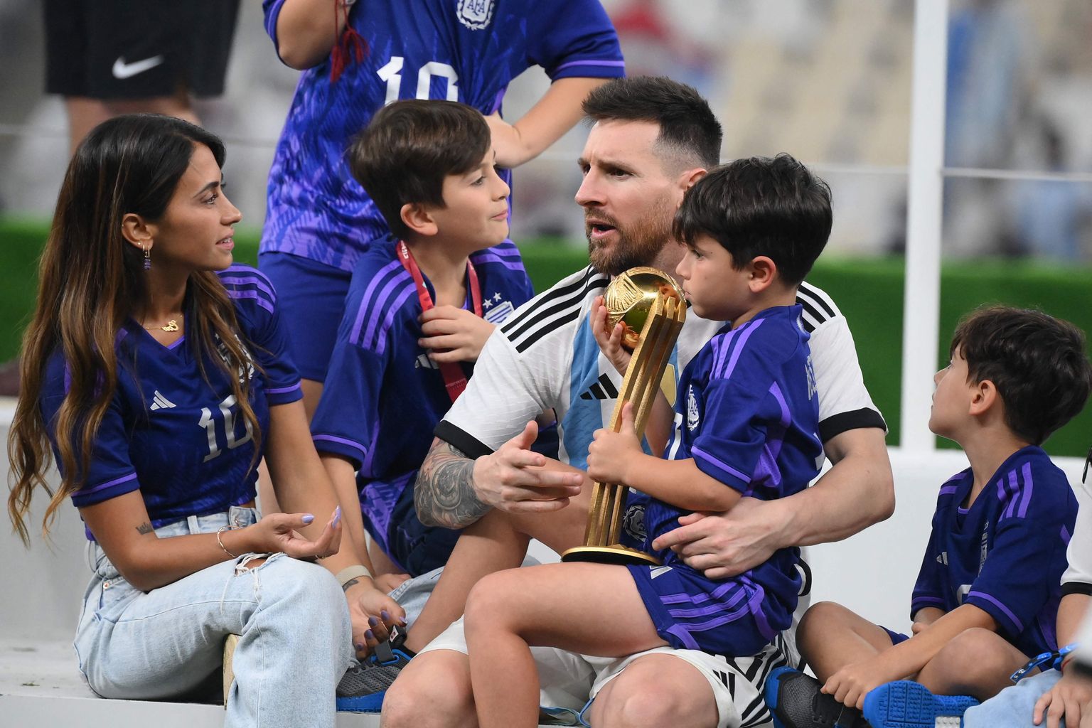 Argentina ründaja Lionel Messi, kes sai MMi parima mängija auhinna Kuldse palli, tähistamas 18. detsembril 2022 enda ja oma meeskonnakaaslaste maailmameistriks tulemist koos naise Antonela Roccuzzo ja kolme pojaga