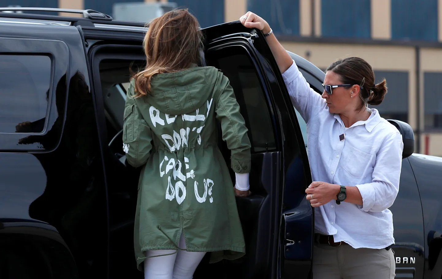 Melania Trump külastas 2018. aastal USA-Mehhiko piiril Texases McAllenis asuvat immigrantide kinnipidamiskeskust. Seljas oli tal sedapuhku jakk kirjaga «I really don't care, do u?».