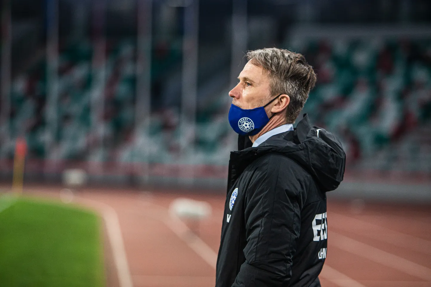 Martin Reim platsi ääres Eesti koondise vägesid juhendamas.